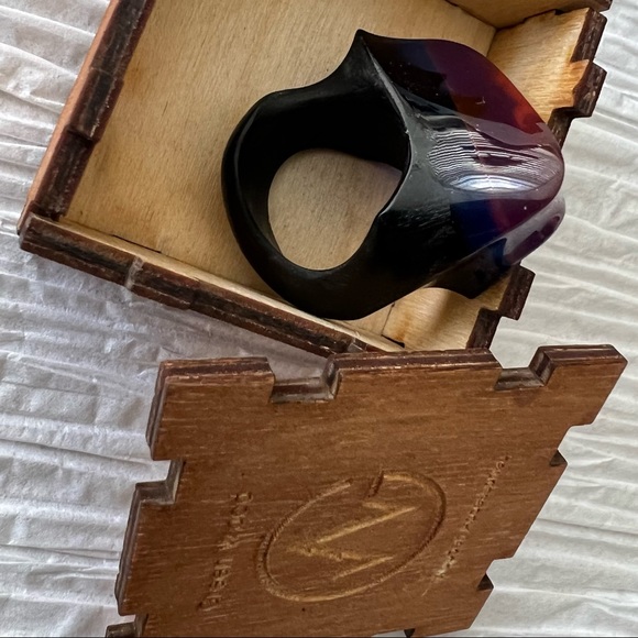 Resin and wood ring - Picture 4 of 5